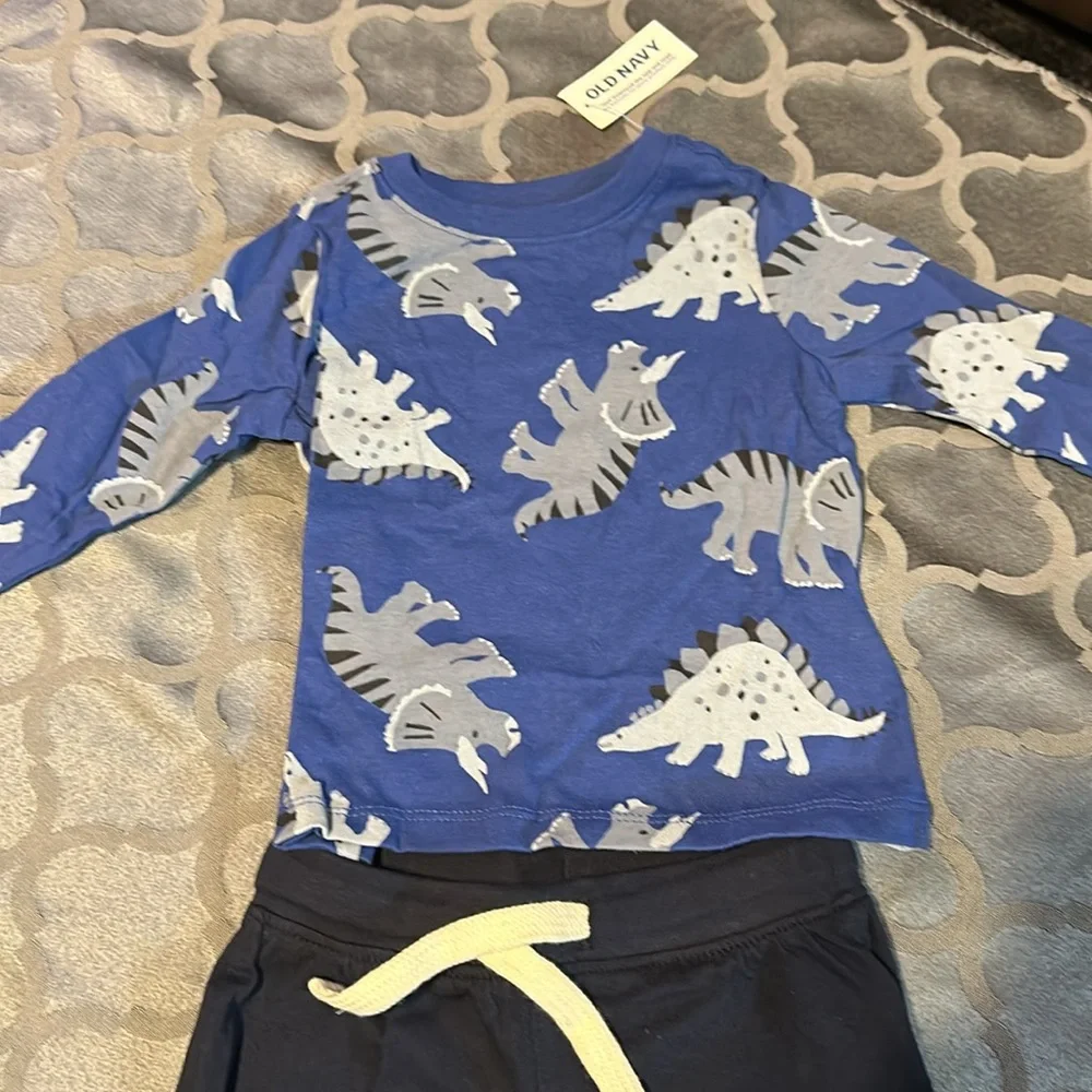 Old navy little boy 👦 pajama set size 12-18 months - Picture 2 of 8